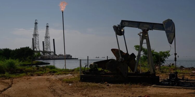 Petróleo cai com sinais diplomáticos no Oriente Médio contendo pressão sobre oferta