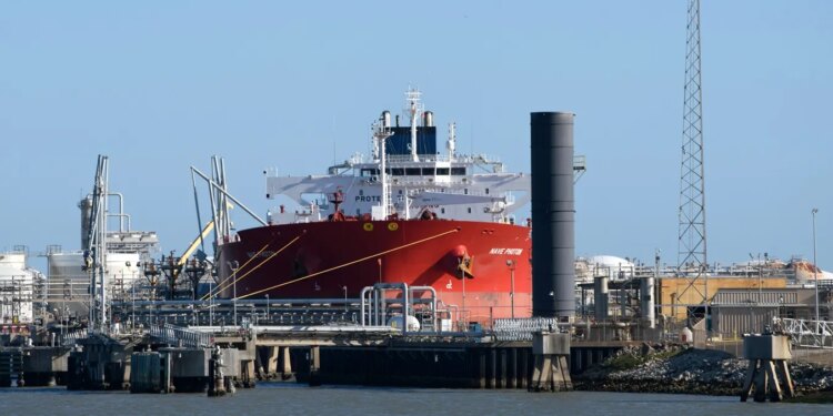 Petróleo cai e WTI fica abaixo dos US$ 100 com oferta da Arábia Saudita no radar