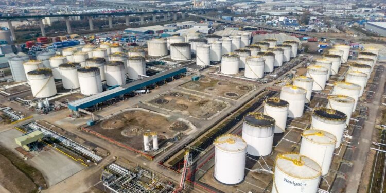 Petróleo sobe e futuros de ações dos EUA recuam após rejeição de oferta do Irã
