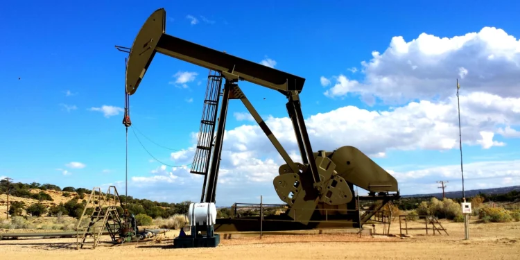 Petróleo fecha sem direção única diante de incertezas sobre oferta e rotas no Oriente Médio – Times Brasil