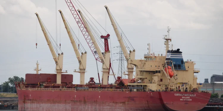 Petróleo fecha dia em queda após salto na véspera, mas sobe 9% na semana com Oriente Médio