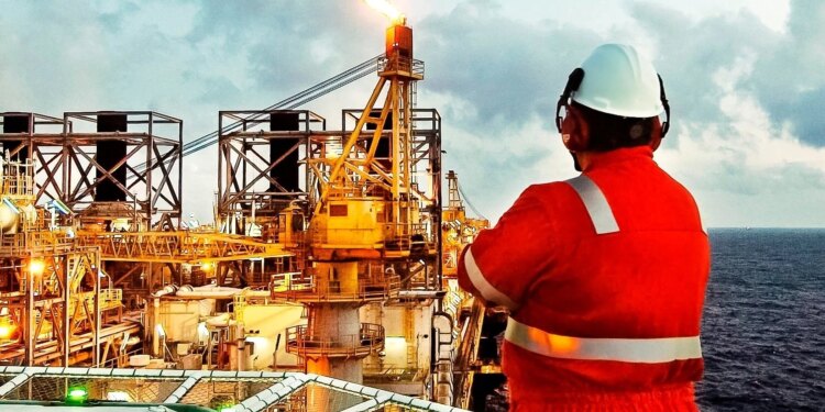 IEA vê quedas mais acentuadas do consumo e oferta mundial de petróleo em 2026