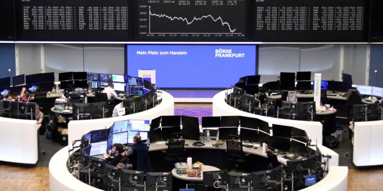 Bolsas da Europa operam sem direção única, contrabalançando tech e petróleo