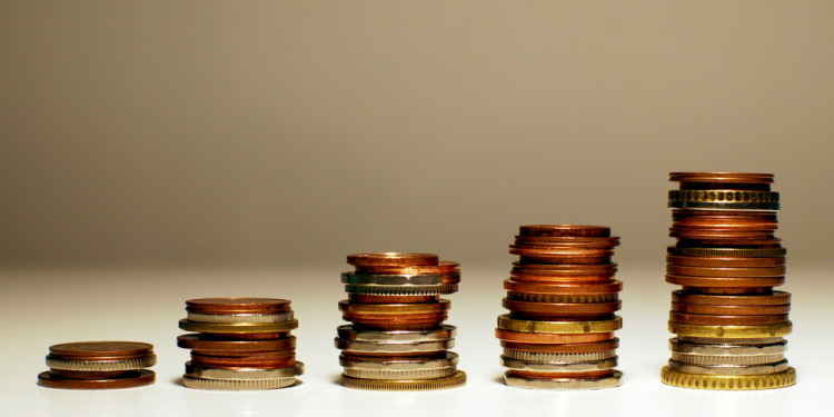 Taxas longas sobem em sessão de alta do petróleo e novas pesquisas eleitorais