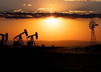 Petróleo segue em escalada acima dos US$ 102, enquanto pesquisa eleitoral é destaque local; Ibovespa em dólar cai nesta quinta-feira (10)