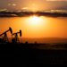 Petróleo segue em escalada acima dos US$ 102, enquanto pesquisa eleitoral é destaque local; Ibovespa em dólar cai nesta quinta-feira (10)