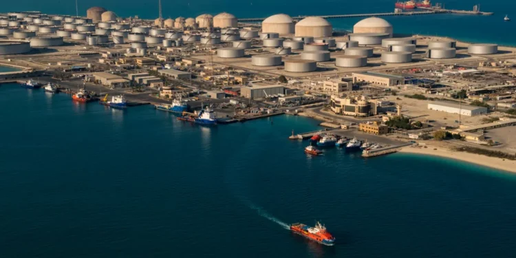 Ataques a oleoduto e navios no Oriente Médio ampliam pressão sobre petróleo