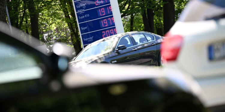 G7 anuncia liberação de 100 milhões de barris de diesel e petróleo bruto
