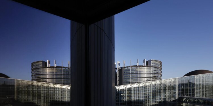 Parlamento Europeu adia por três anos regras sobre metano de petróleo importado