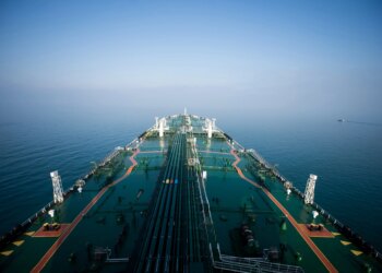 Petróleo fecha sem direção única em meio a ataques no Oriente Médio e alta da oferta