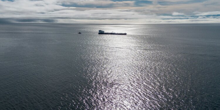 Frete de petróleo dos EUA para China já custa mais do que lançar um foguete ao espaço