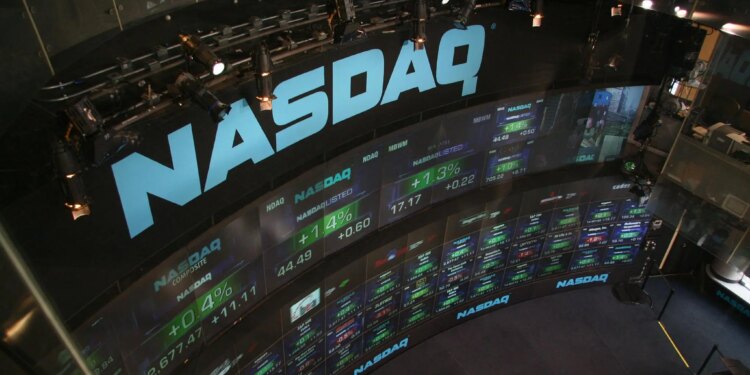S&P 500 e Nasdaq fecham em baixa com alta do petróleo; ações de chips pesam