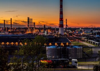 Petróleo fecha em alta com riscos do lado da oferta e avança na semana em meio às guerras