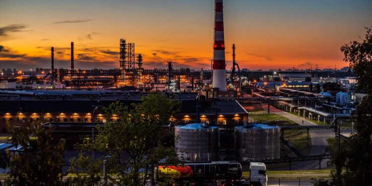 Petróleo fecha em alta com riscos do lado da oferta e avança na semana em meio às guerras