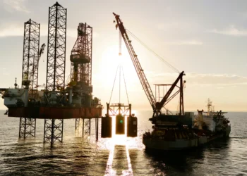 Petróleo fecha em alta com riscos na oferta e em meio conflitos