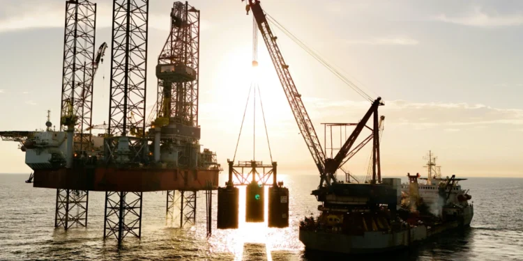 Petróleo fecha em alta com riscos na oferta e em meio conflitos