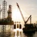 Petróleo fecha em alta com riscos na oferta e em meio conflitos